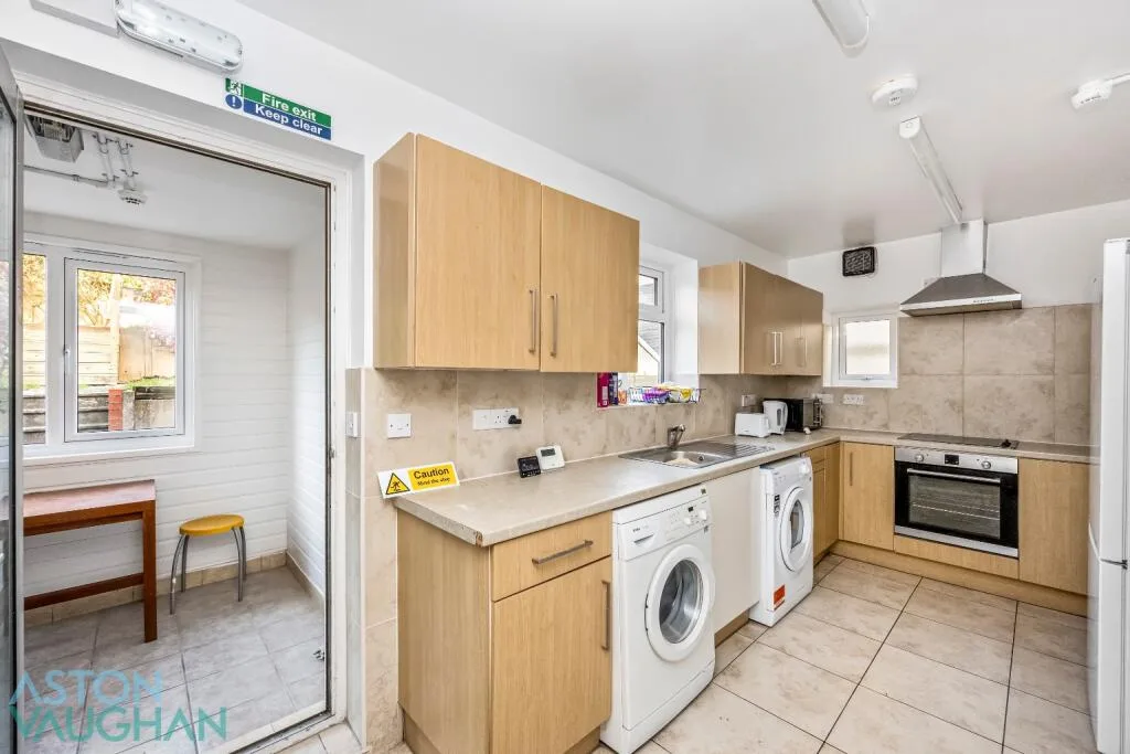 5 bedroom semi-detached house for rent
