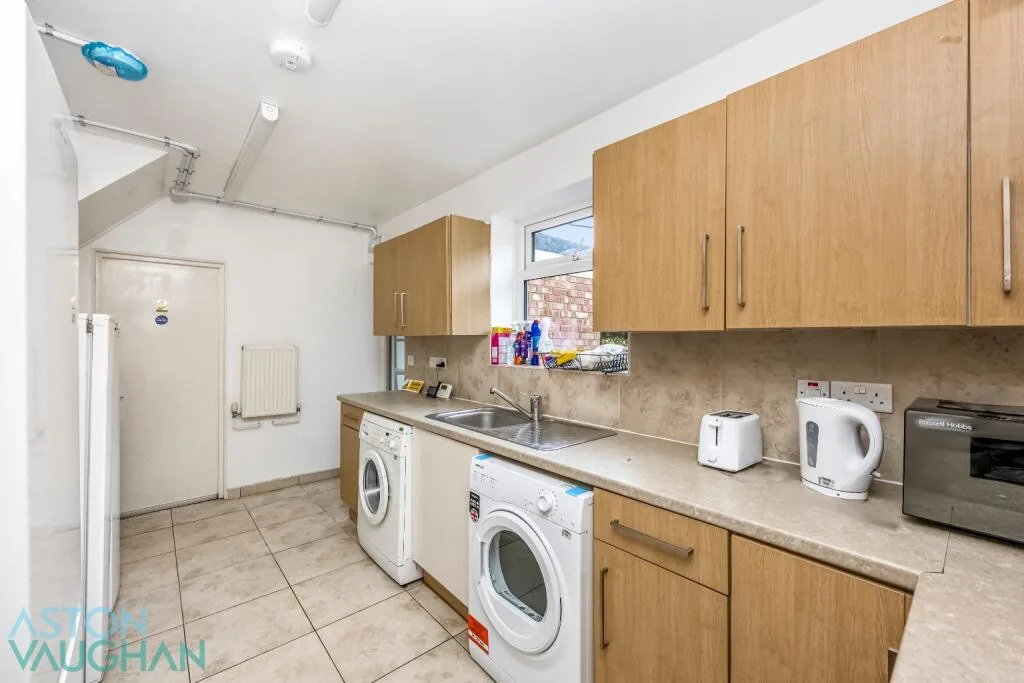 5 bedroom semi-detached house for rent