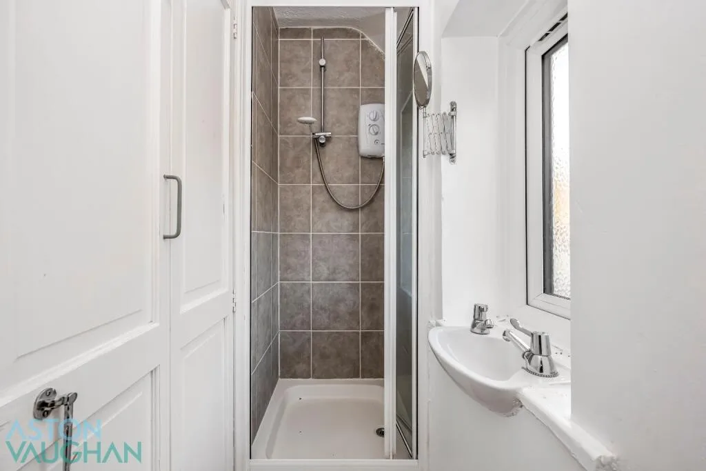 5 bedroom semi-detached house for rent
