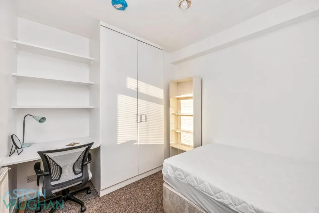 5 bedroom semi-detached house for rent