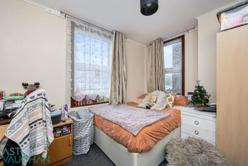5 bedroom semi-detached house for rent