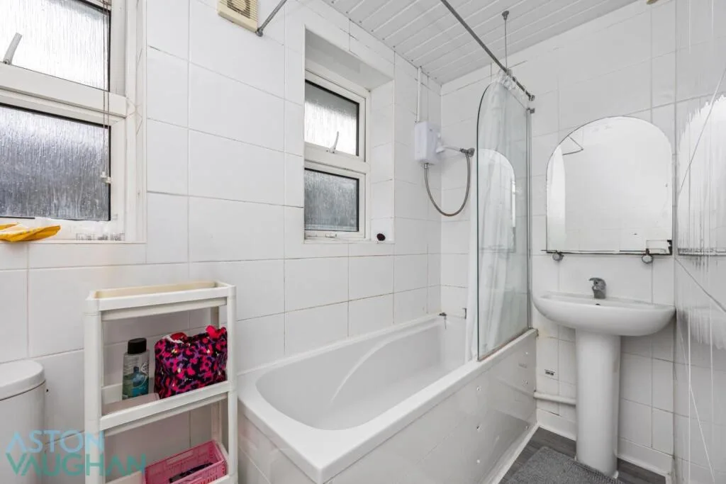 5 bedroom semi-detached house for rent