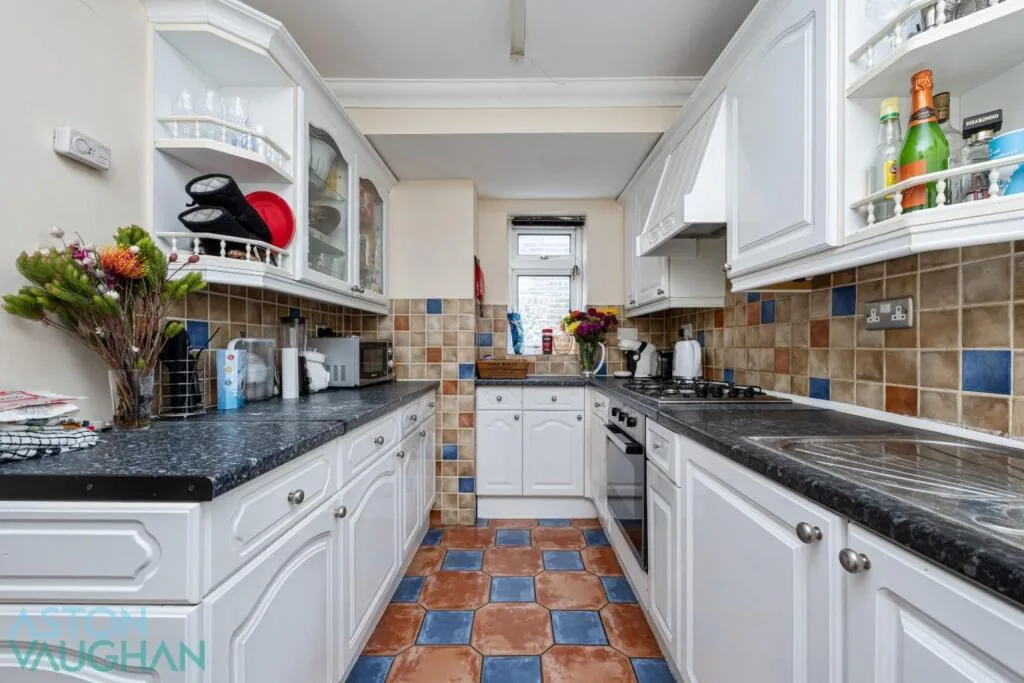 5 bedroom semi-detached house for rent
