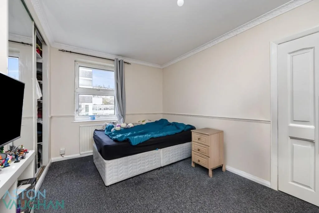 5 bedroom semi-detached house for rent