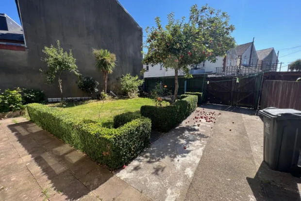 5 bedroom terraced house for rent