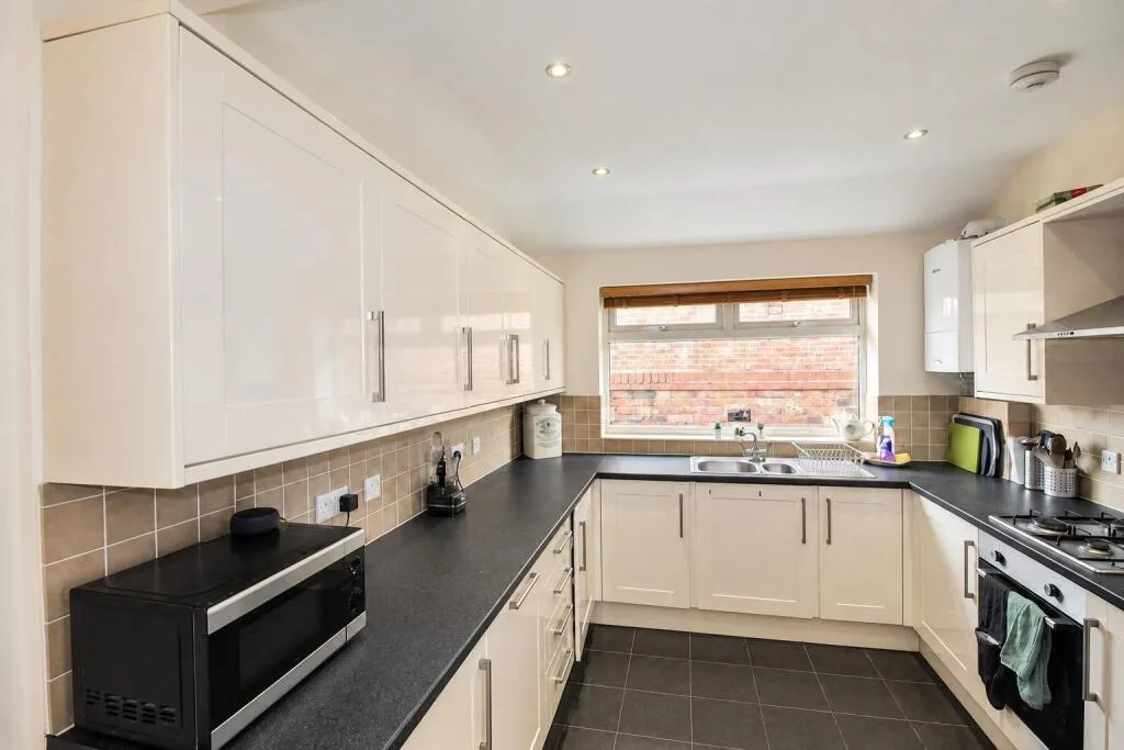 5 bedroom end of terrace house for rent