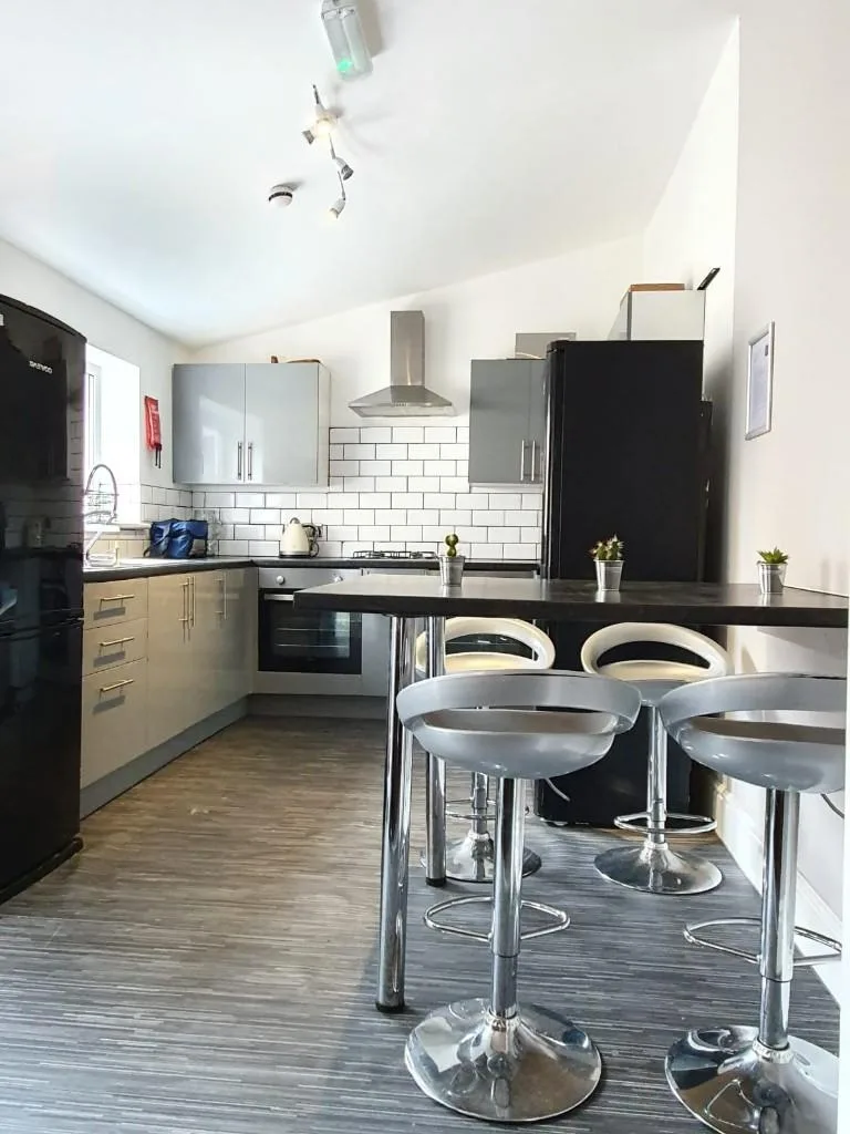 6 bedroom terraced house for rent