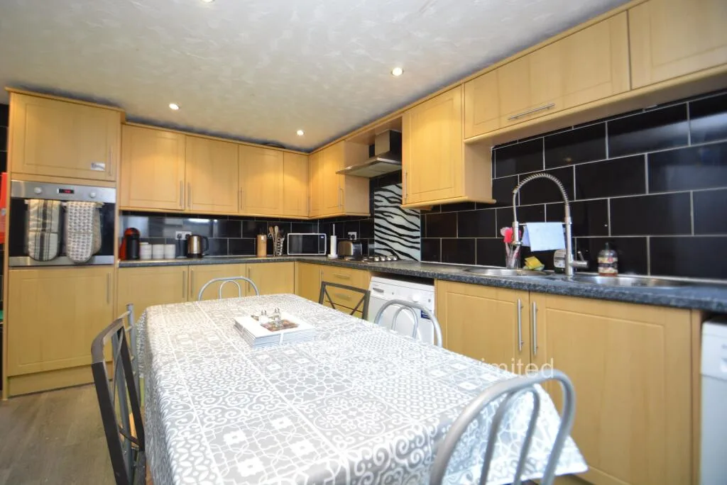 6 bedroom terraced house for rent