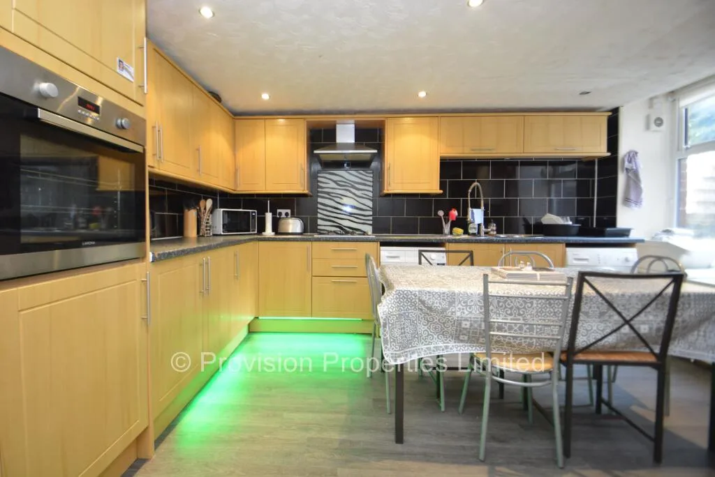6 bedroom terraced house for rent