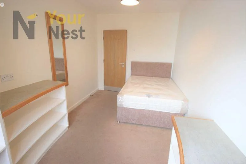 6 bedroom flat for rent