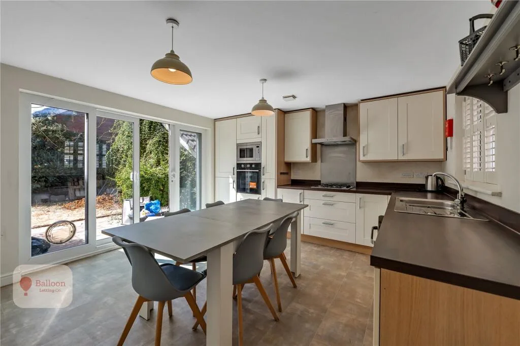 6 bedroom detached house for rent