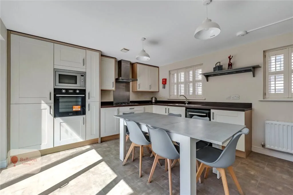 6 bedroom detached house for rent