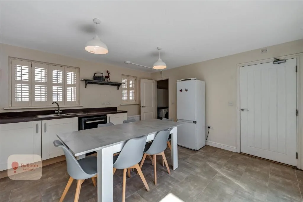 6 bedroom detached house for rent