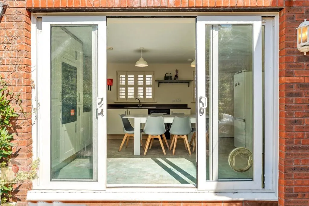 6 bedroom detached house for rent