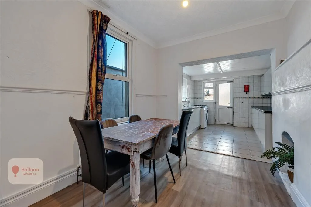 6 bedroom semi-detached house for rent