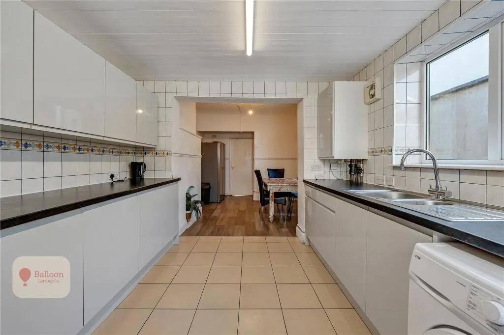 6 bedroom semi-detached house for rent