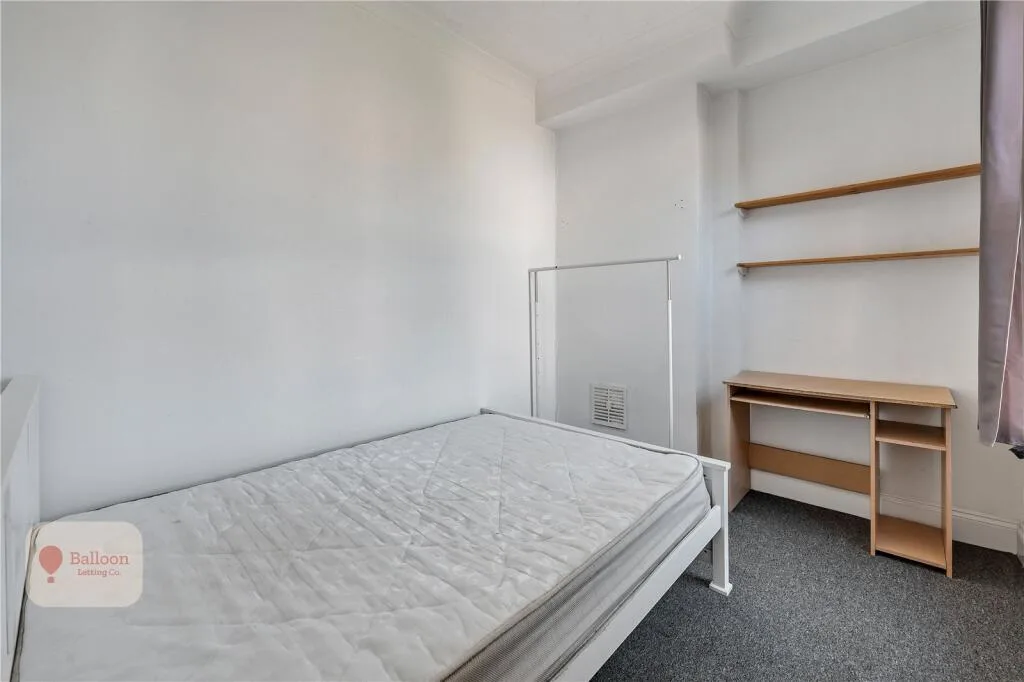 6 bedroom semi-detached house for rent