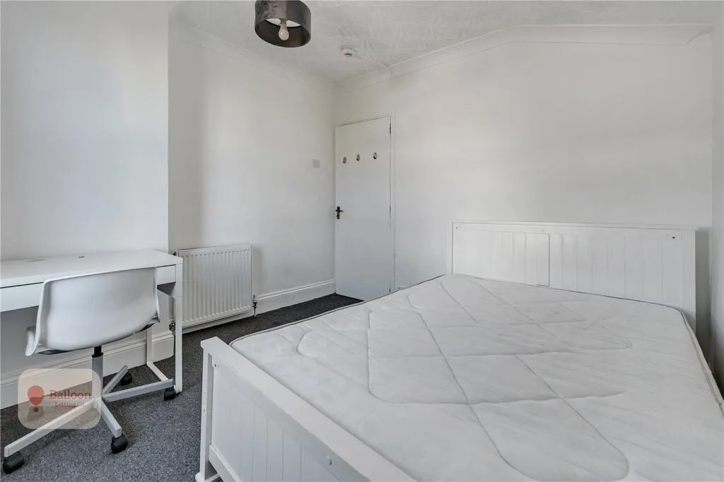 6 bedroom semi-detached house for rent