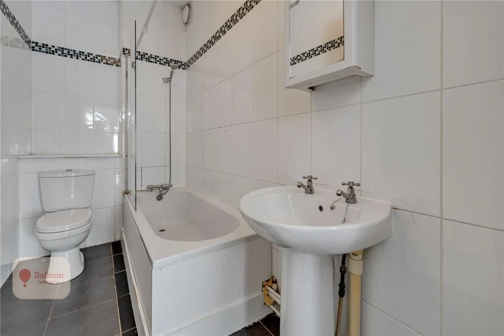 6 bedroom semi-detached house for rent
