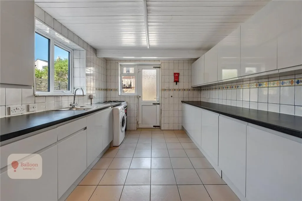 6 bedroom semi-detached house for rent