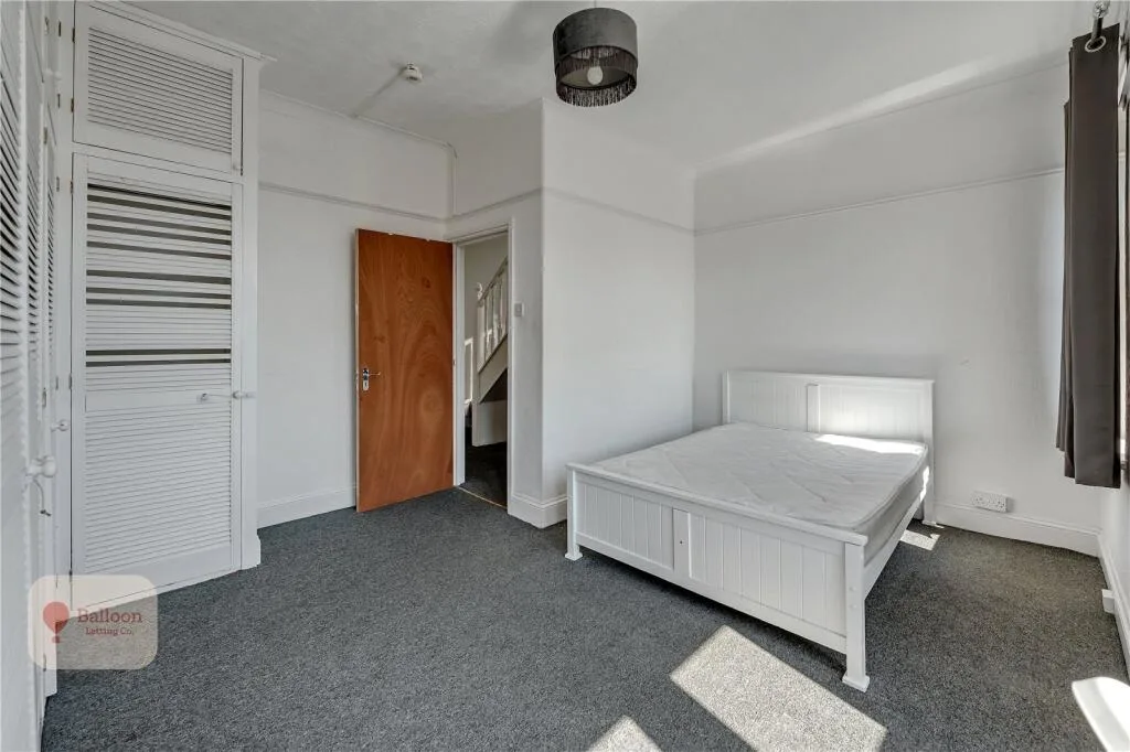 6 bedroom semi-detached house for rent