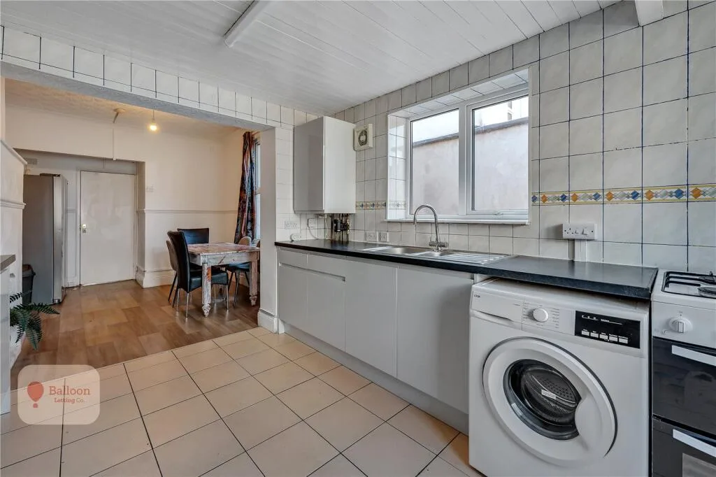 6 bedroom semi-detached house for rent