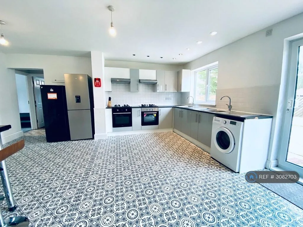 7 bedroom semi-detached house for rent