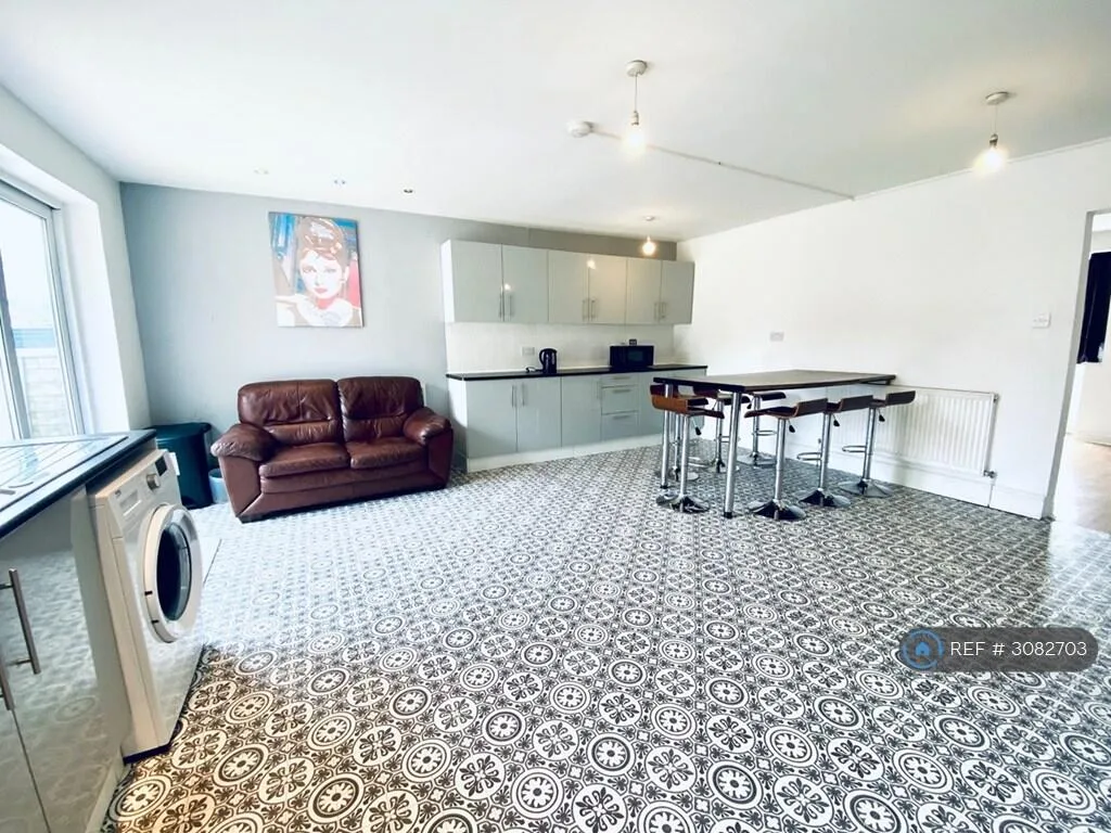 7 bedroom semi-detached house for rent