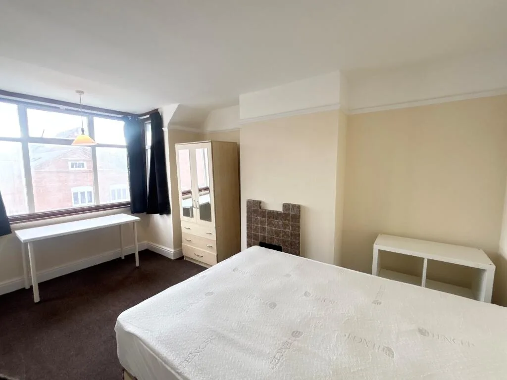 6 bedroom semi-detached house for rent