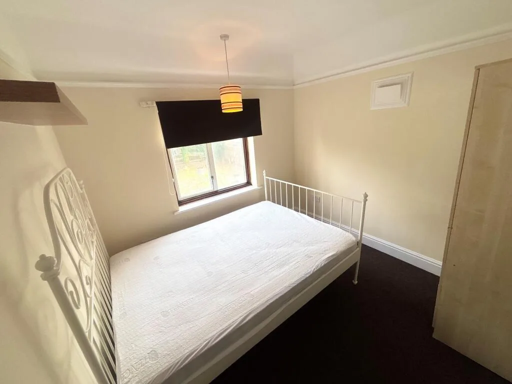 6 bedroom semi-detached house for rent