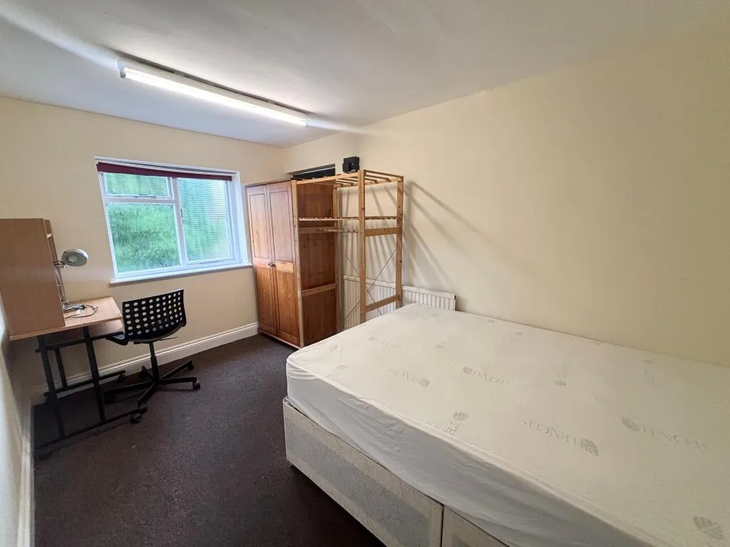 6 bedroom semi-detached house for rent