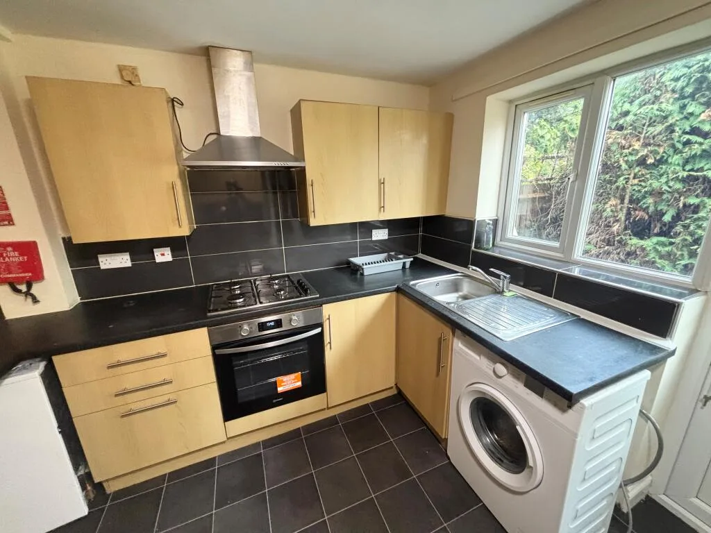 6 bedroom semi-detached house for rent