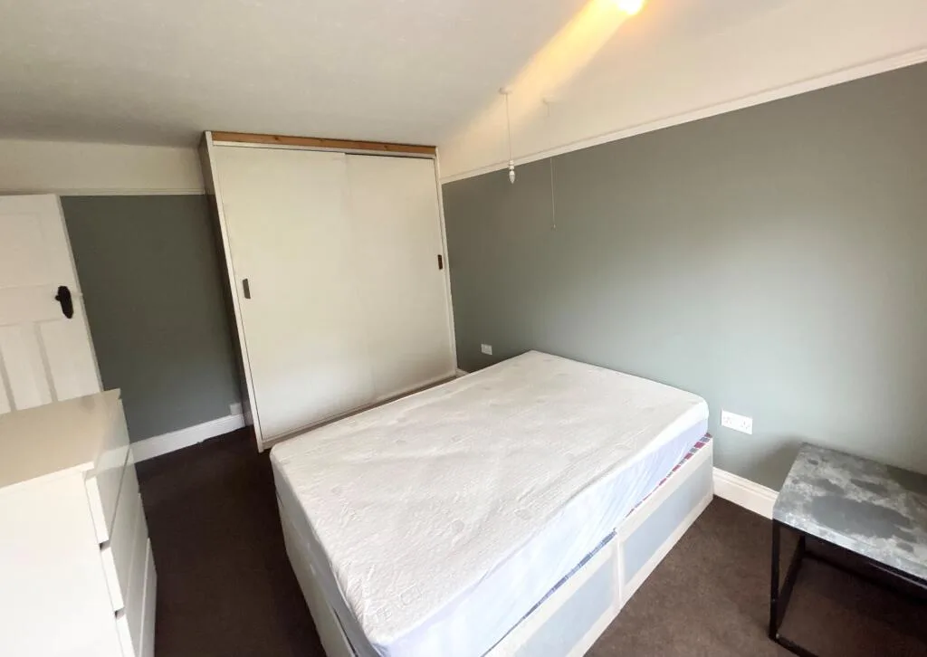 6 bedroom semi-detached house for rent