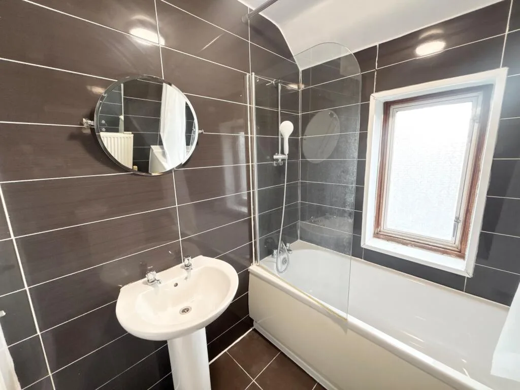 6 bedroom semi-detached house for rent