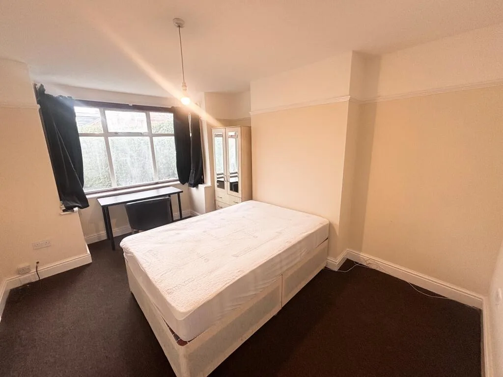 6 bedroom semi-detached house for rent