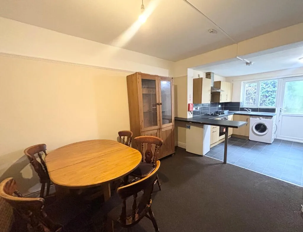 6 bedroom semi-detached house for rent