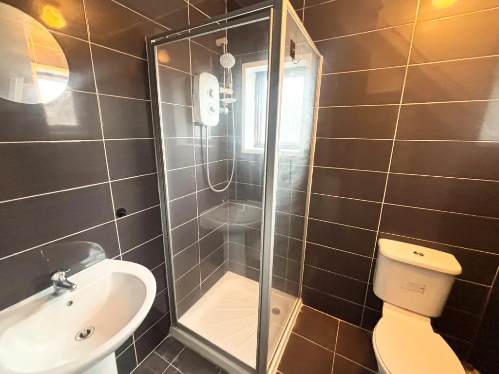 6 bedroom semi-detached house for rent