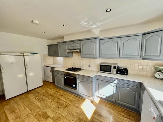 5 bedroom terraced house for rent