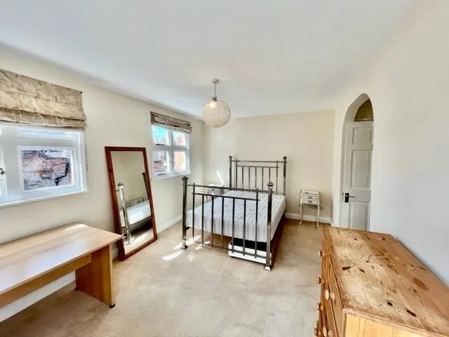 5 bedroom terraced house for rent