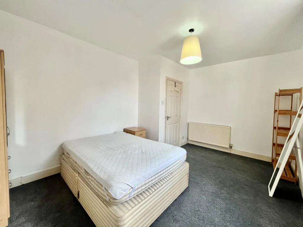 5 bedroom terraced house for rent