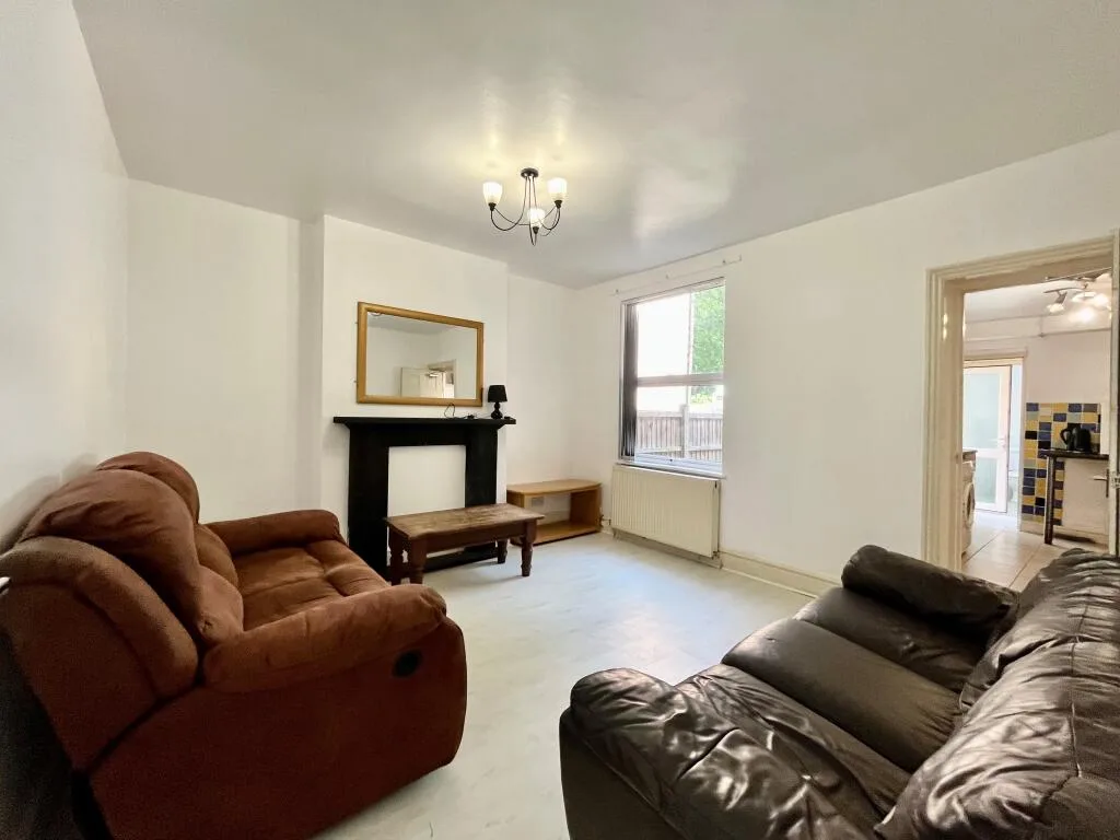 5 bedroom terraced house for rent