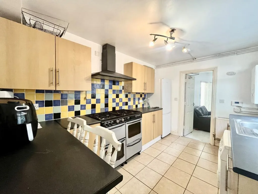 5 bedroom terraced house for rent