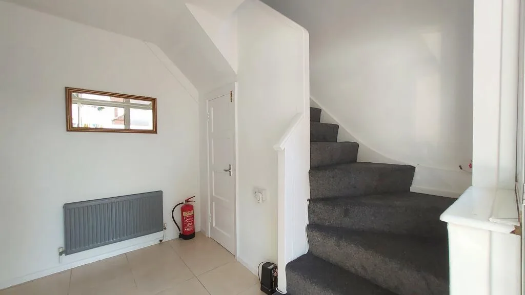 5 bedroom semi-detached house for rent