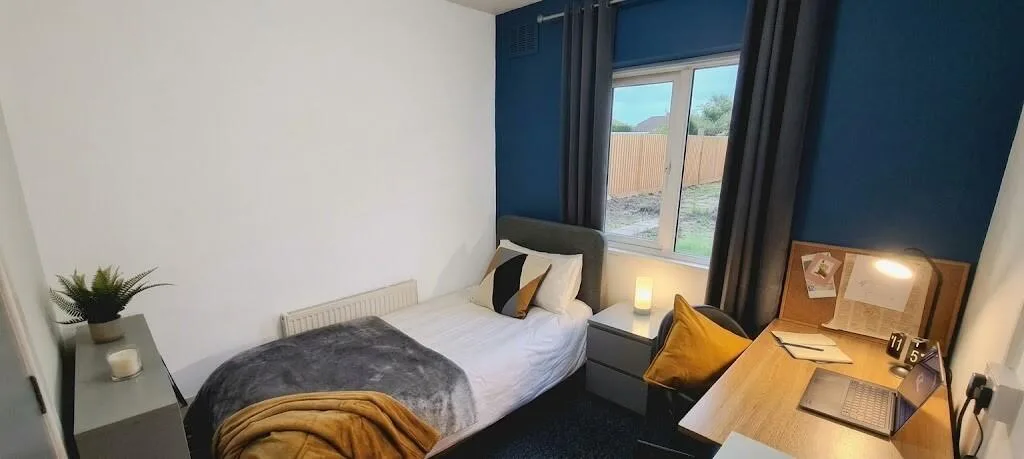 5 bedroom semi-detached house for rent