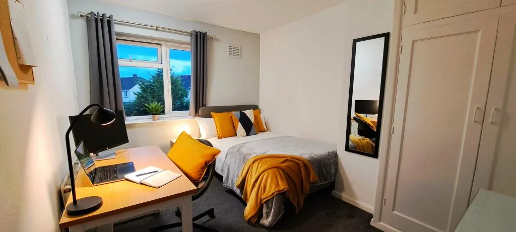 5 bedroom semi-detached house for rent