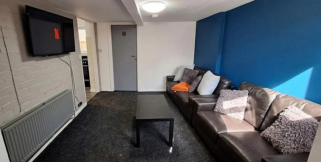 5 bedroom semi-detached house for rent