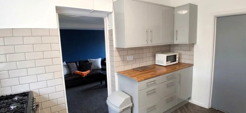 5 bedroom semi-detached house for rent