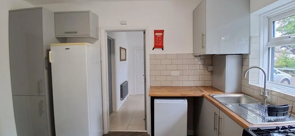 5 bedroom semi-detached house for rent
