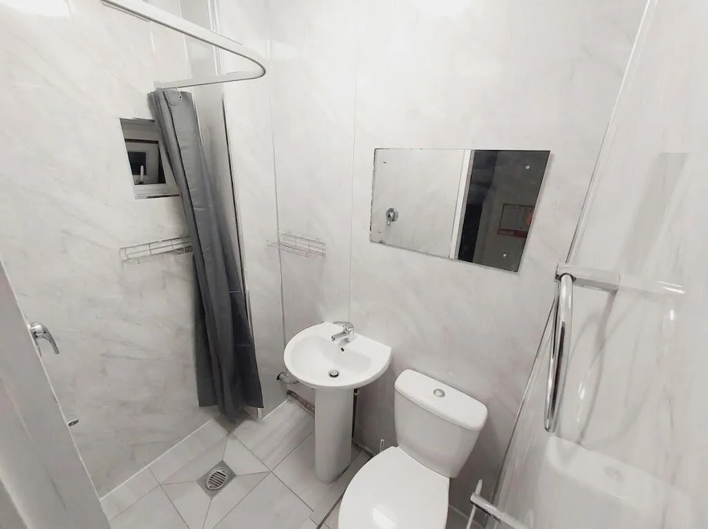 5 bedroom semi-detached house for rent