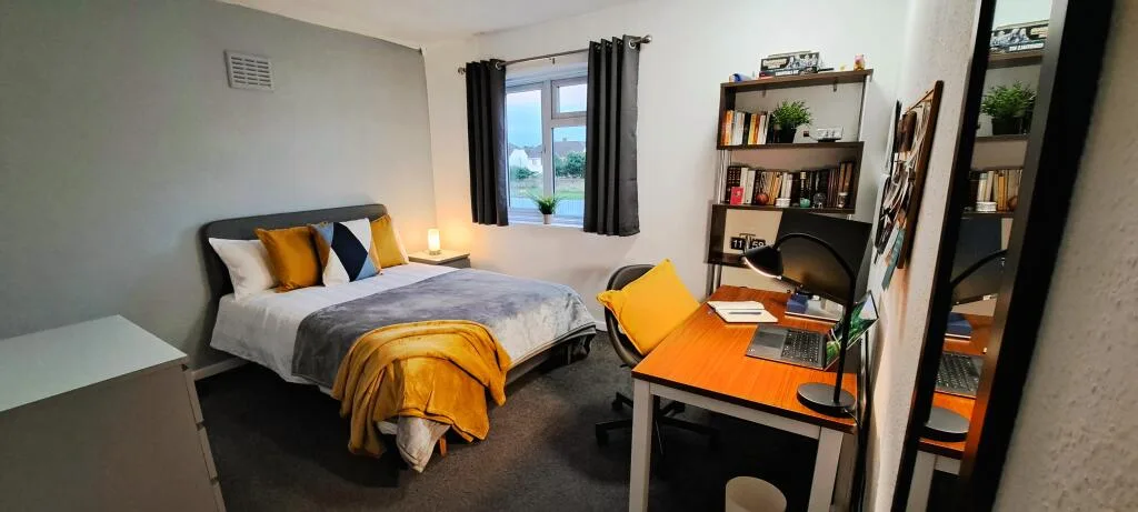 5 bedroom semi-detached house for rent